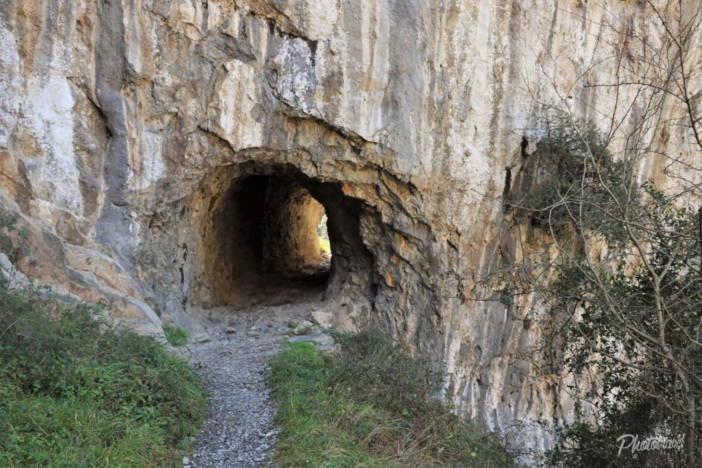 Unos de los tuneles en Las Xanas - Senderismo