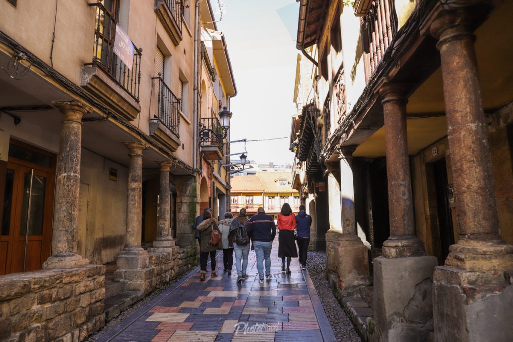 Socios de Asturias Travel Bloggers paseando por Avilés
